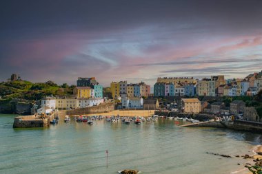 Tenby sahilinde güzel bir gün batımı Pembrokeshire Wales