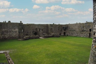 Beaumaris kalesi Anglesey Adası Uk 'u harabeye çevirdi.  