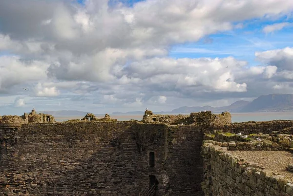 Beaumaris kalesi Anglesey Adası Uk 'u harabeye çevirdi.  