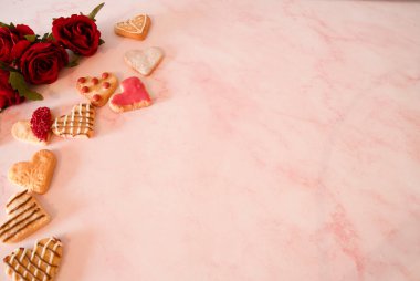 Sevgililer günü kahvaltısı, yabani otlar, romantik, canlı kalp şeklinde.