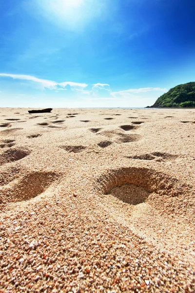 ayak basmak kum Beach güzel mavi gökyüzü ile üzerinde