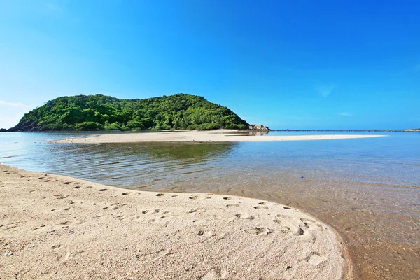 Tropiska hav och blå himmel. Fotograferade på ön Koh Phangan. T Stockbild