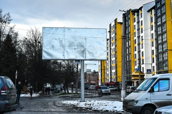 Billboard висміює на відкритому повітрі рекламний плакат на вулиці для реклами вуличного міста. Івано-Франківськ, Україна, 21 січня 2021 року. — стокове фото