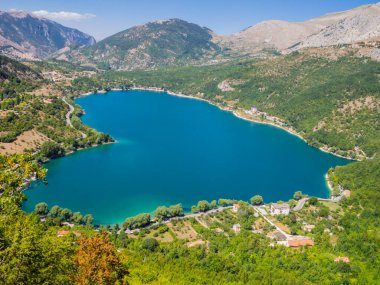 İtalya 'nın orta kesimindeki Abruzzo Ulusal Parkı' ndaki en ünlü ve romantik göl olan kalp şeklinde Scanno Gölü 'nün çarpıcı manzarası.