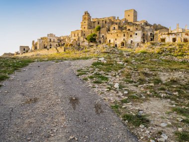 Craco harabelerinin dramatik manzarası, 20. yüzyılın sonlarına doğru terk edilmiş hayalet şehir doğal afet, Basilicata bölgesi, güney İtalya