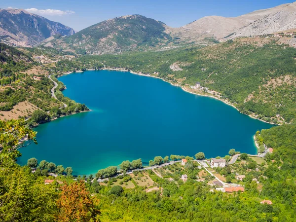 İtalya 'nın orta kesimindeki Abruzzo Ulusal Parkı' ndaki en ünlü ve romantik göl olan kalp şeklinde Scanno Gölü 'nün çarpıcı manzarası.