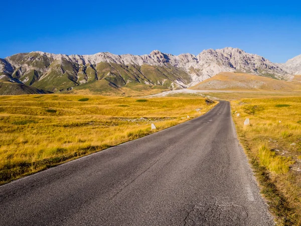 Impresionante Camino Través Campo Imperatore Parque Nacional Gran Sasso Región —  Fotos de Stock