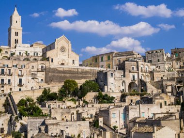 Sasso Barisano bölgesinin ve İtalya 'nın güneyindeki Matera, Basilicata bölgesindeki kendine özgü mağara evlerinin manzarası.