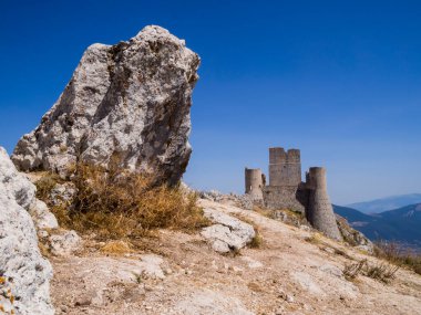 Rocca Calascio harabeleri, Gran Sasso Ulusal Parkı 'ndaki antik ortaçağ kalesi, Abruzzo bölgesi, İtalya