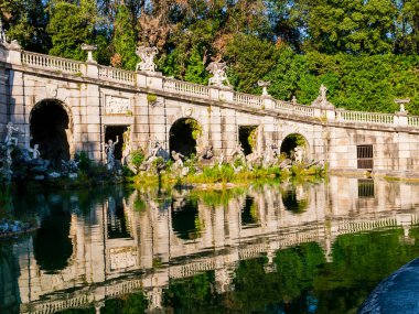 İtalya Caserta Kraliyet Sarayı 'nda kemer ve mermer heykellerle Eolo çeşmesinin göz kamaştırıcı manzarası.