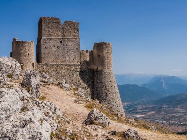 Rocca Calascio harabeleri, Gran Sasso Ulusal Parkı 'ndaki antik ortaçağ kalesi, Abruzzo bölgesi, İtalya