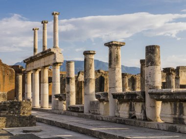 Antik Pompei şehrinin sütunları ve başkentleri Napoli, İtalya 'yı anımsatan harabeleri.