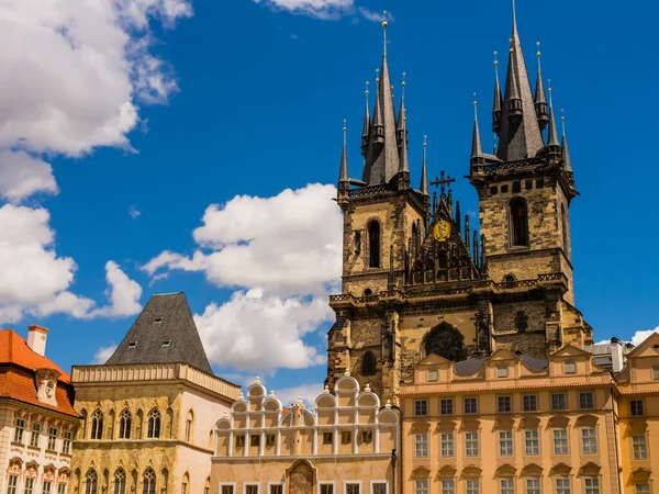 Prachtige Architecturen Van Praag Oude Stad Sqaure Met Kerk Van Stockfoto