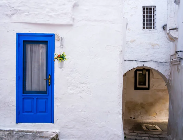 Oszałamiające Stare Niebieskie Drzwi Typowy Biały Dom Ostuni Region Apulii — Zdjęcie stockowe