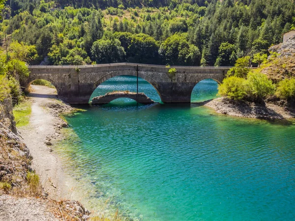 Prachtig Uitzicht Het Meer Van San Domenico Beroemde Brug Genesteld — Stockfoto