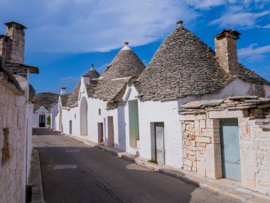 Alberobello 'nun çarpıcı manzarası geleneksel trulli evleri, Apulia bölgesi, güney İtalya