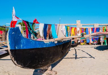 Geleneksel balıkçılar Anakao sahiline demirlemiş, arka planda renkli pareo ile Hint Okyanusu, Madagaskar