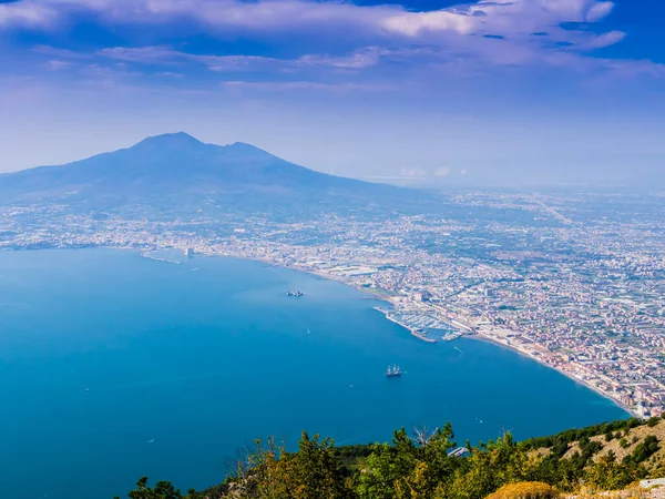 Castellammare ve Torre Annunziata di Stabia körfezinin panoramik manzarası arka planda Vezüv Dağı, Napoli, İtalya