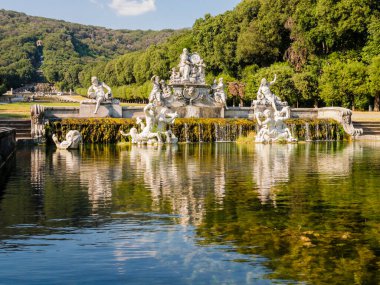 Ceres çeşmesinin göz kamaştırıcı manzarası, Carrara mermeri ve travertinle yapılan muhteşem heykel kompozisyonu, İtalya Caserta Kraliyet Sarayı.