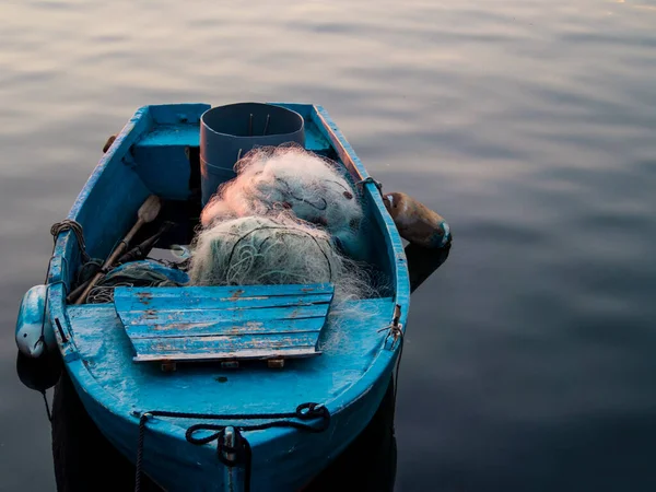 Типовий Рибальський Човен Сітками Дерев Яними Веслами Пришвартованими Пірсі — стокове фото