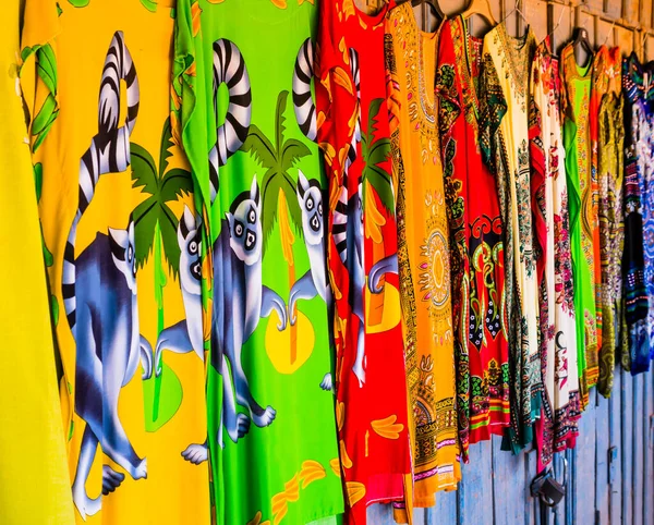 Exposição Pareo Étnico Multicolorido Vestidos Para Mulheres Com Temas Tradicionais — Fotografia de Stock