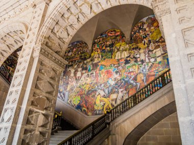 Mexico City Ulusal Sarayı 'nın (Palacio Nacional) etkileyici girişi Diego Rivera duvar resimleri, Meksika