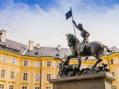 Çek Cumhuriyeti Prag Kalesi 'ndeki Saint George at biniciliği heykelinin yakın çekimi.