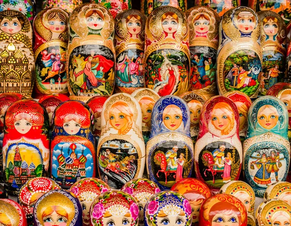 Fila Bonecas Matryoshka Tradicionais Coloridas Moscou Rússia — Fotografia de Stock