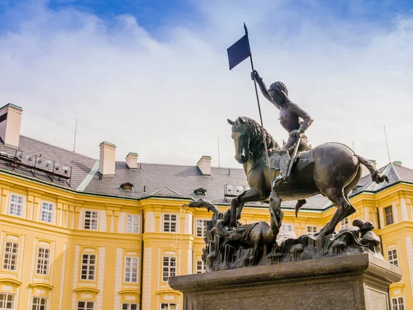 Çek Cumhuriyeti Prag Kalesi 'ndeki Saint George at biniciliği heykelinin yakın çekimi.