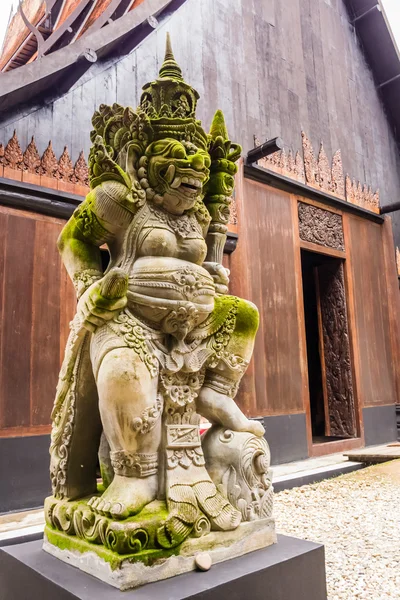 Statua custode nel tempio della diga di Baan, Chiang Rai, Thailandia — Foto Stock