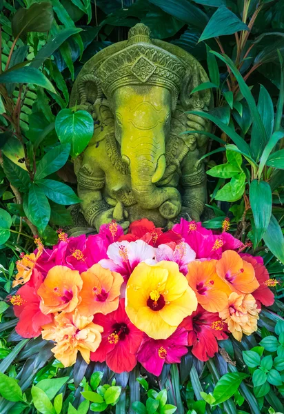 Ganesh-Statue mit Hibiskusblüten, Thailand — Stockfoto