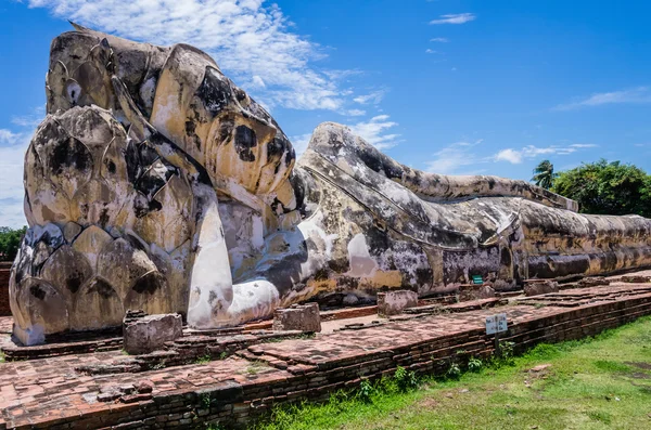 Impresionante estatua de Buda en el templo de Wat Lokaya Sutha, Tailandia — Foto de Stock