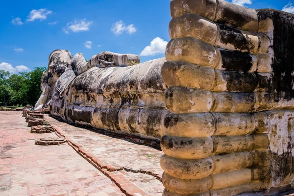 Buda uzanmış Wat Lokaya Sutha, Tayland — Stok fotoğraf
