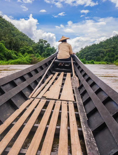 Cruzando el río Pai con un bote de cola larga, Tailandia — Foto de Stock