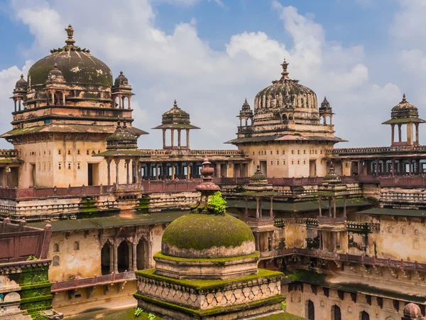 Kuppeln von jahangir mahal, dem Orchha-Palast, Indien — Stockfoto