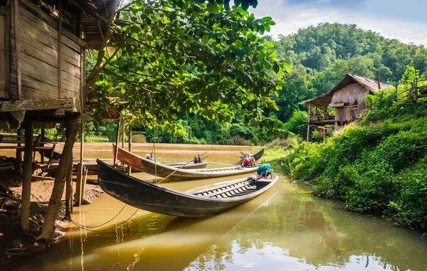 Barcos de cauda longa em uma aldeia de casas de palafitas, Tailândia — Fotografia de Stock