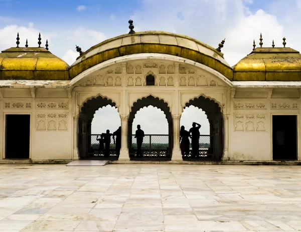 Admirando el Taj Mahal desde los pabellones de oro del Fuerte Agra, India — Foto de Stock