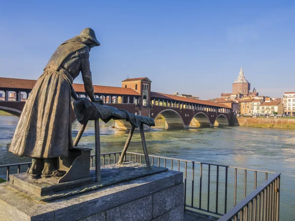 Çamaşırcı heykel ve kapalı Köprüsü, Pavia, İtalya — Stok fotoğraf