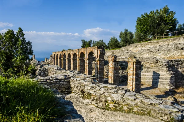 Ruiny Catullus jeskyně, Ŕímskou vilu v Sirmione, Itálie — Stock fotografie