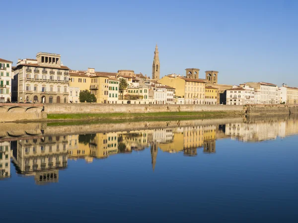 Italia, edificios de Florencia reflejados en el río Arno —  Fotos de Stock