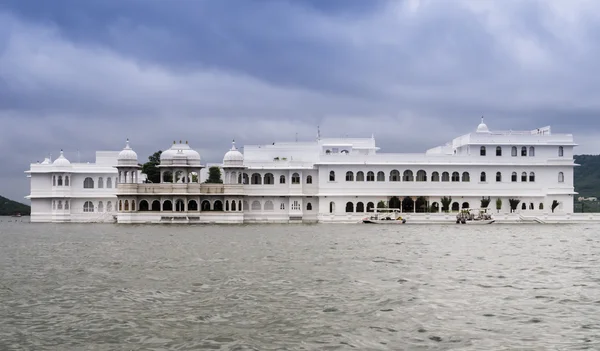 Göl Sarayı üzerinde göl PICHOLA, Udaipur, Hindistan — Stok fotoğraf