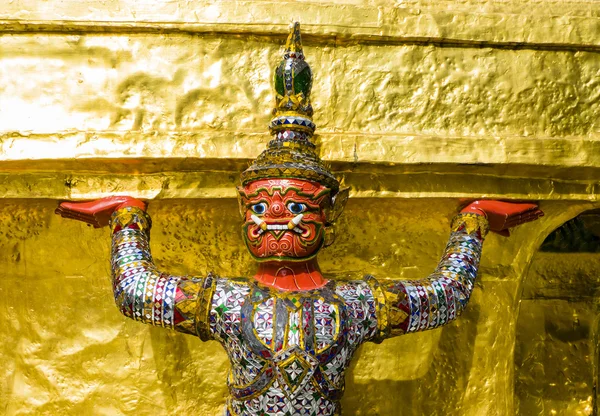 Nahaufnahme eines Dämonenhüters, der wat phra kaew, bangkok, thailand unterstützt — Stockfoto