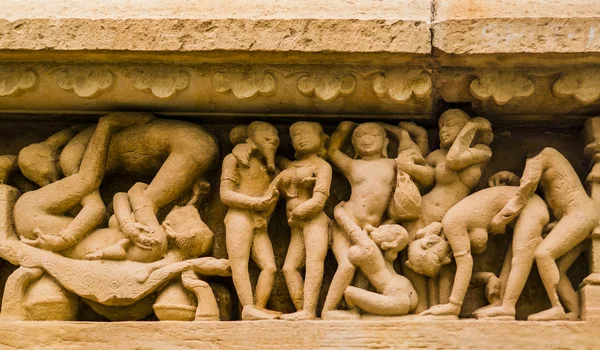 Erotische sculptuur in Khajuraho tempel, India Rechtenvrije Stockafbeeldingen