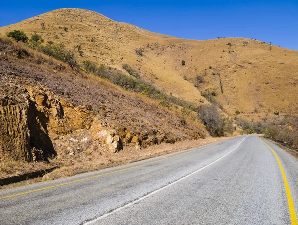 Camino sinuoso a través de las montañas de Sudáfrica — Foto de Stock