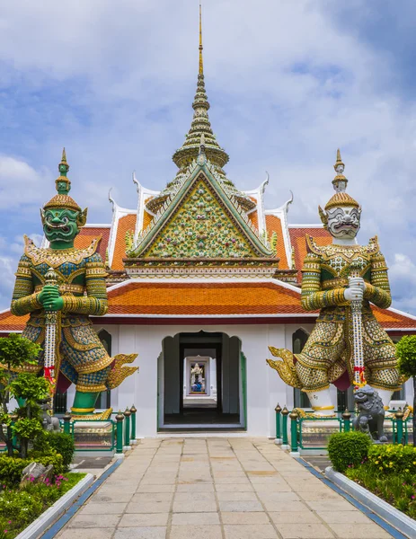 Guardianes de demonios en la puerta de Wat Arun, Bangkok, Tailandia — Foto de Stock