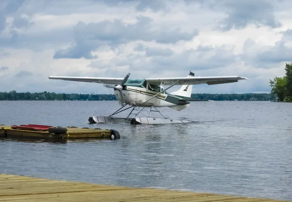 Float vliegtuig landing op een lake, Canada Stockfoto