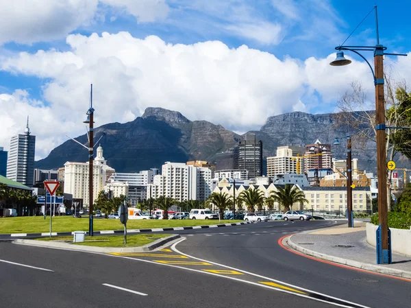 Arka planda, Güney Afrika Cape Town manzarası ile Masa Dağı