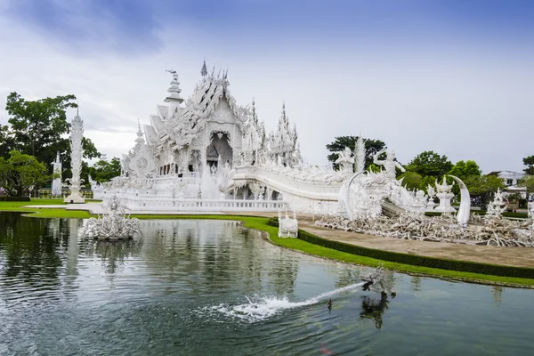 Přehled o Wat Rong Khun, bílý chrám v Chiang Rai, Thajsko — Stock fotografie