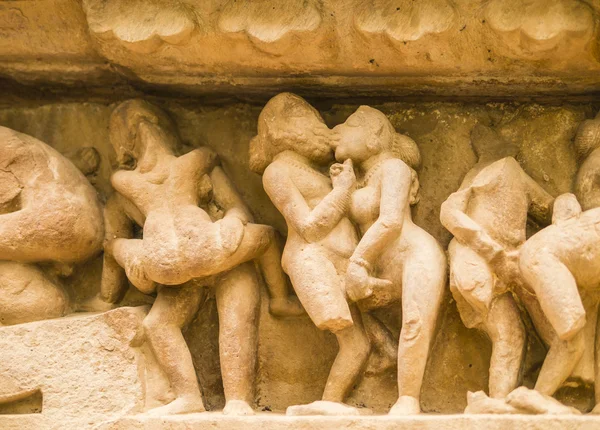 Erotiska scener i sten huggen skulpturer, Khajuraho tempel, Indien — Stockfoto