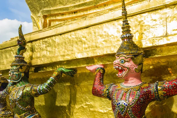 Demon voogden ondersteunen Wat Arun tempel, Bangkok, Thailand Stockfoto